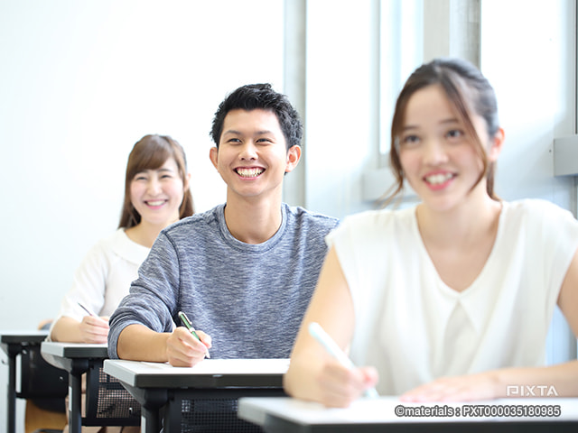 授業を受ける学生